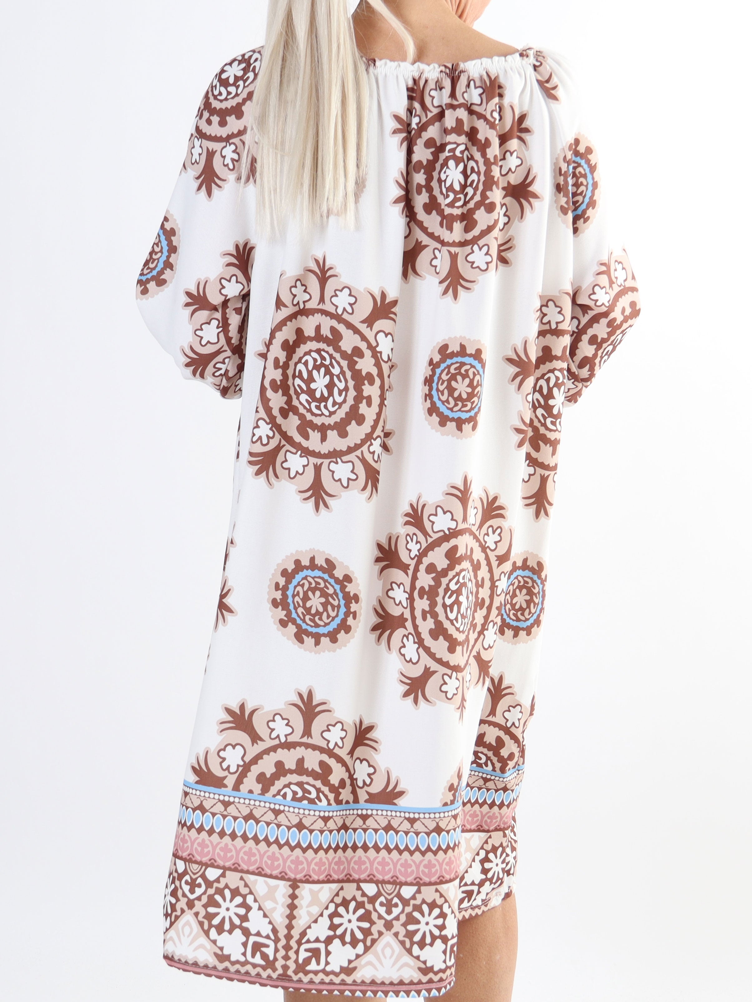 Paulina - Långärmad klänning i plus size med elastisk halsringning